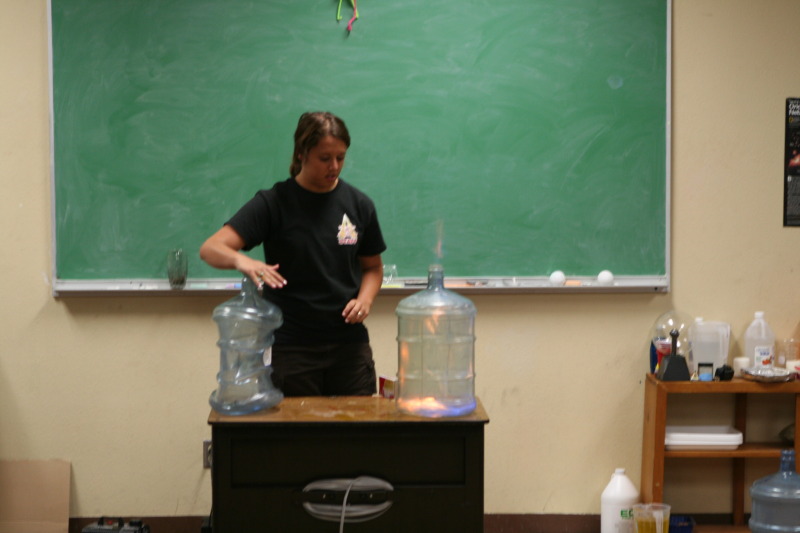 2011/06(June)/Troop-214-Summer-Camp/3-Camp-Wehinahpay/800x600_2011-06-29-Camp-Wehinahpay-Space Museum-20-vacuum-experiment.JPG